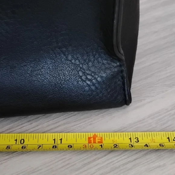 Black Women's Leather Satchel Handbag with Gold Hardware - Picture 3 of 11